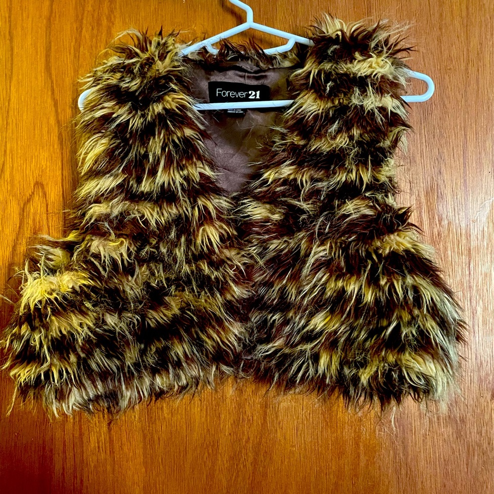 Forever 21 Woman’s faux fur striped vest size M